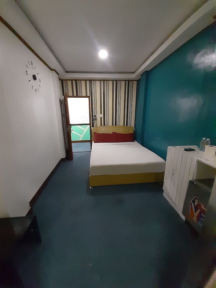 999 Hotel 28/36