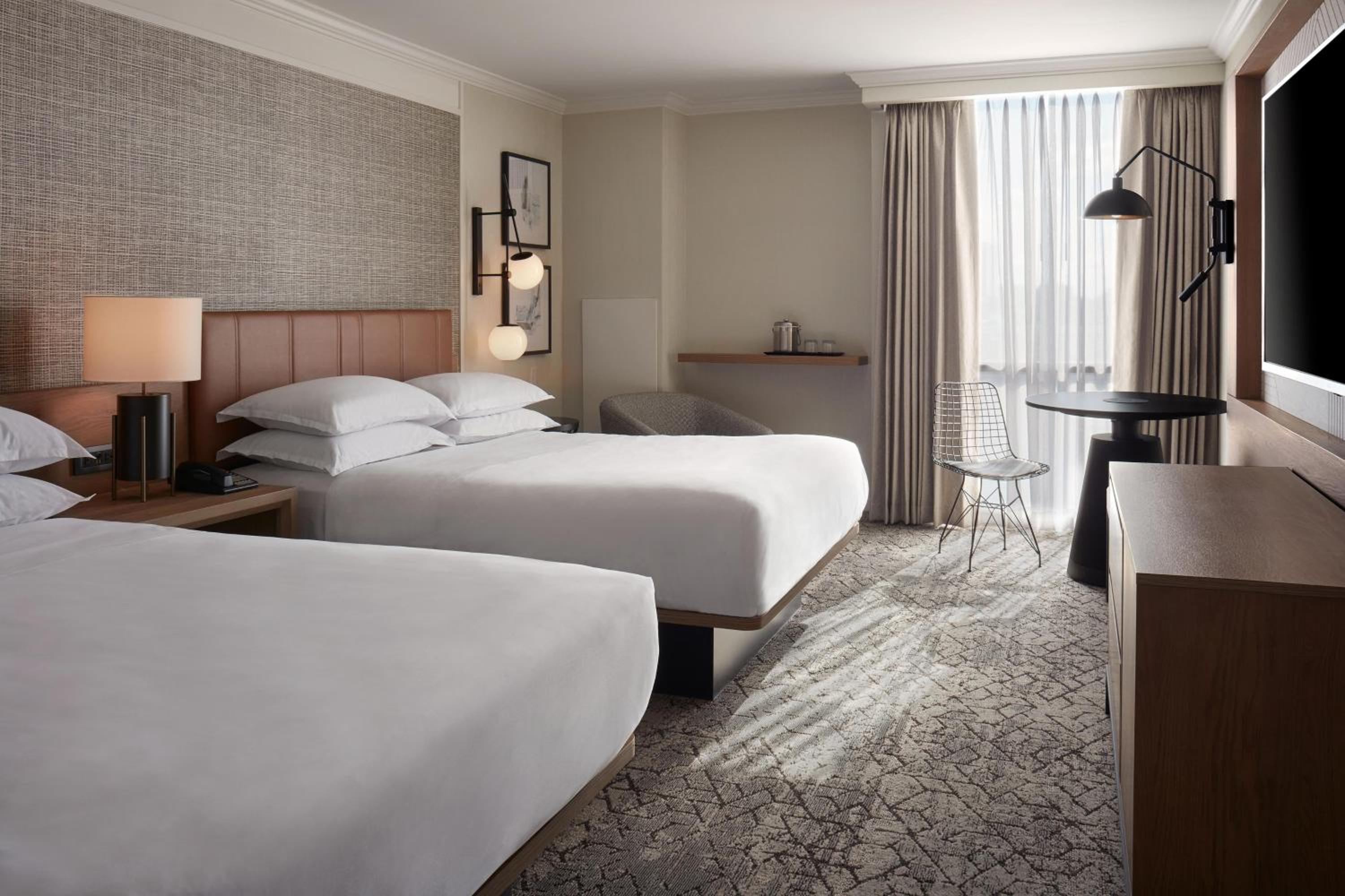Guest Room, Superior, King Bed, 2 Queen Beds