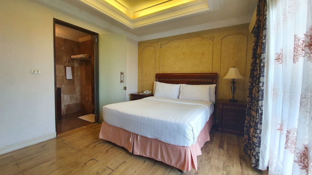 1 BEDROOM, SUITE
