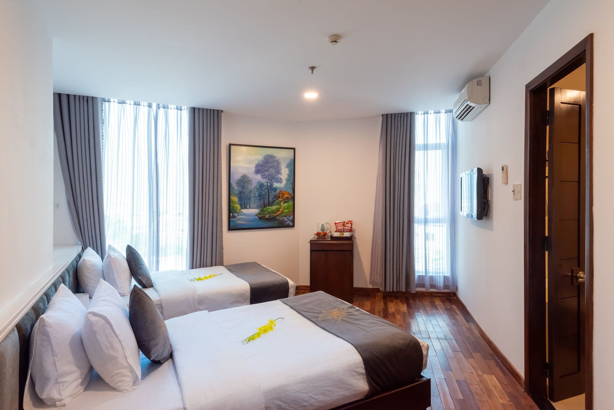 DELUXE, TWIN BEDS, CITY VIEW, BATHTUB