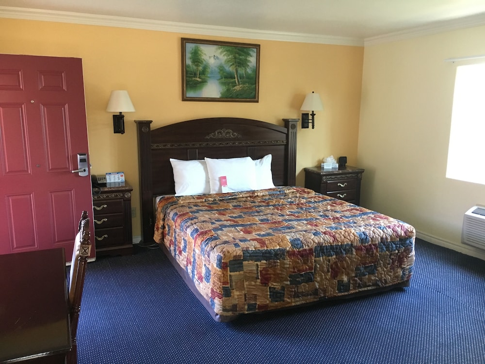 Econo Lodge Long Beach I-405 8/25