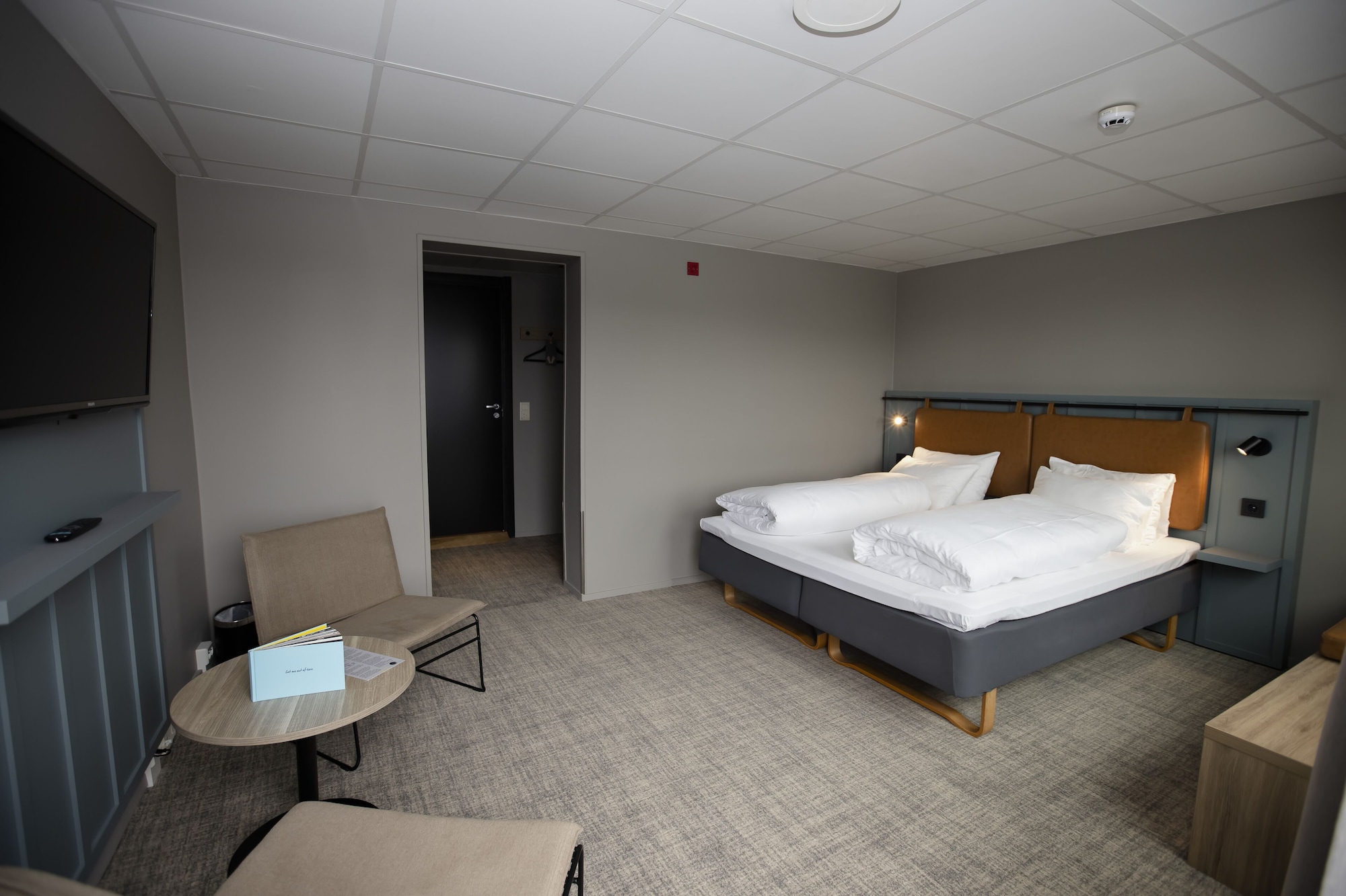 STANDARD, QUEEN BED
