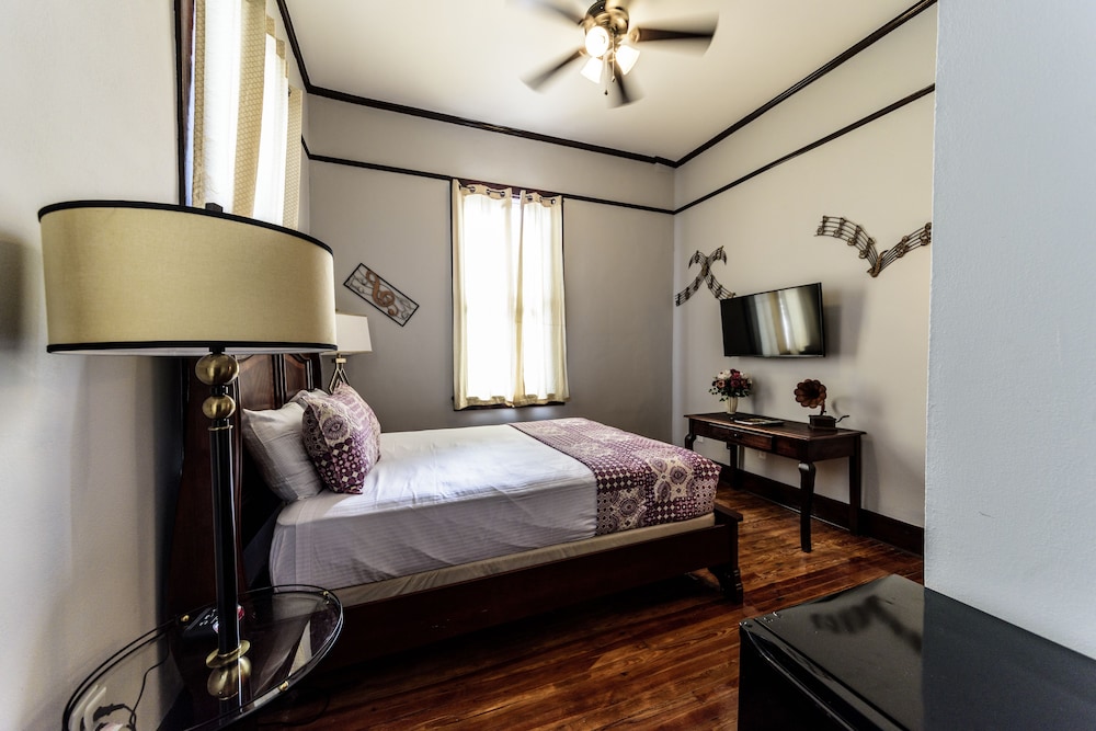Hotel Defuniak 10/36