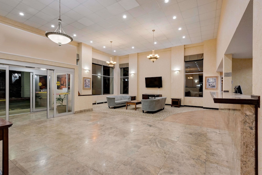 Ramada by Wyndham Cleveland Airport West 10/35