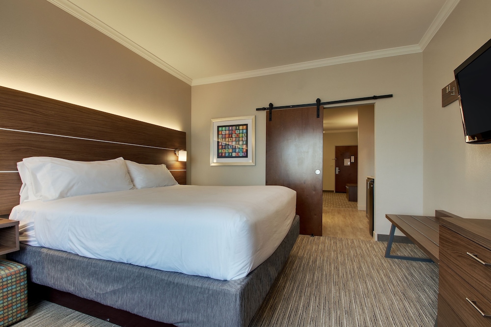 Holiday Inn Express Hotel & Suites Vernon College Area (HWY 287) 26/48