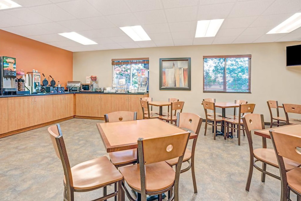 Blaine Town Inn & Suites 21/25