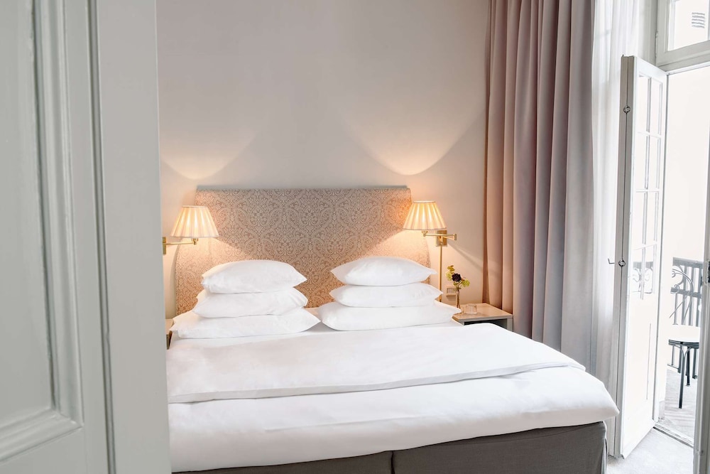COURTYARD, SUITE