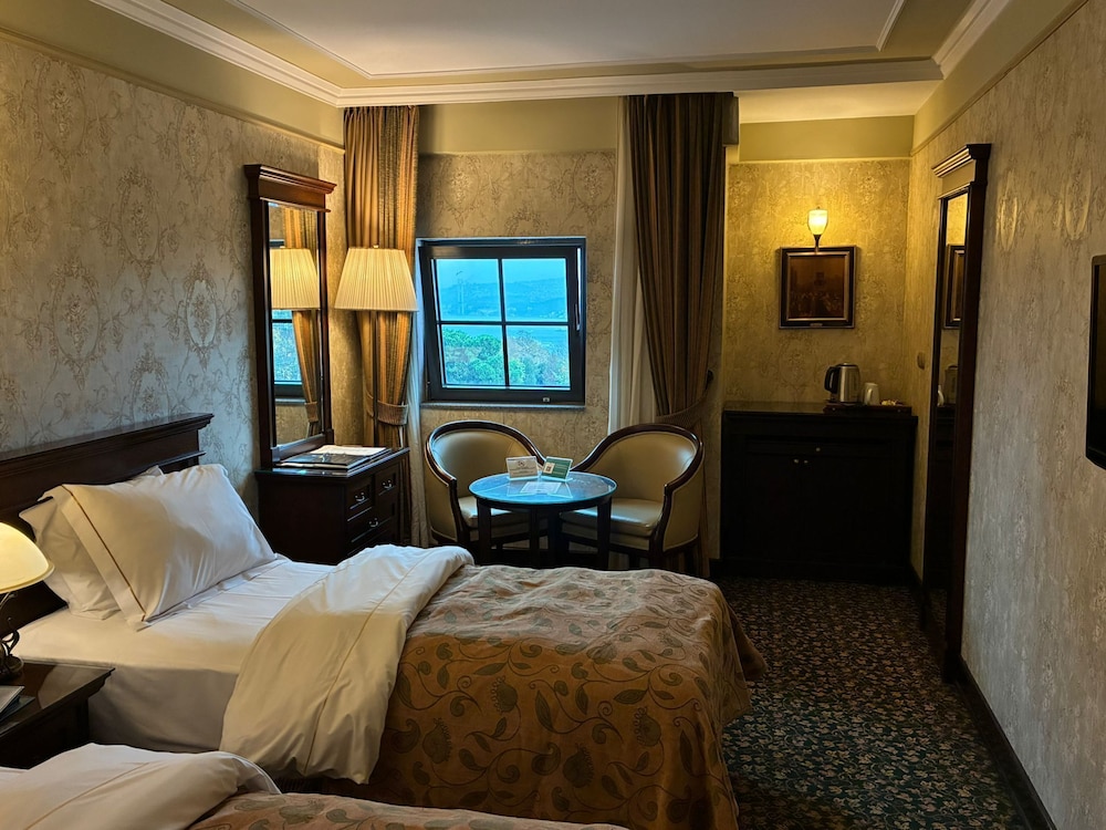 DELUXE, TWIN BEDS, PARTIAL SEA VIEW