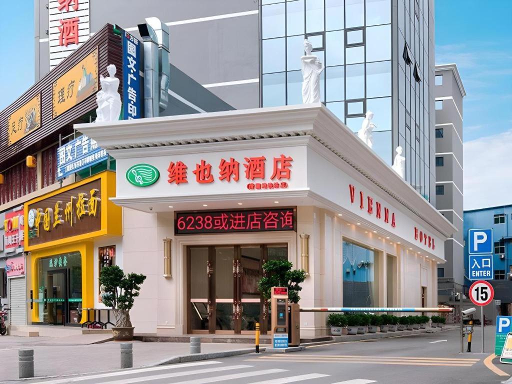 Vienna Hotel (Shenzhen Qinghu Metro Station) 47/54
