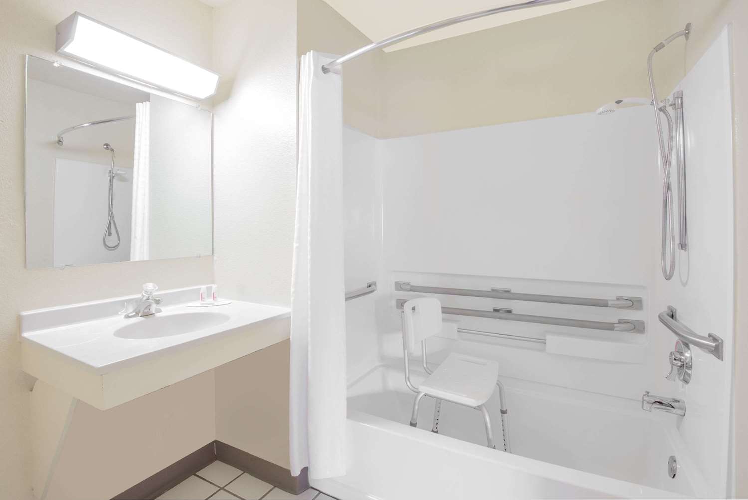 Super 8 By Wyndham Altoona 15/15