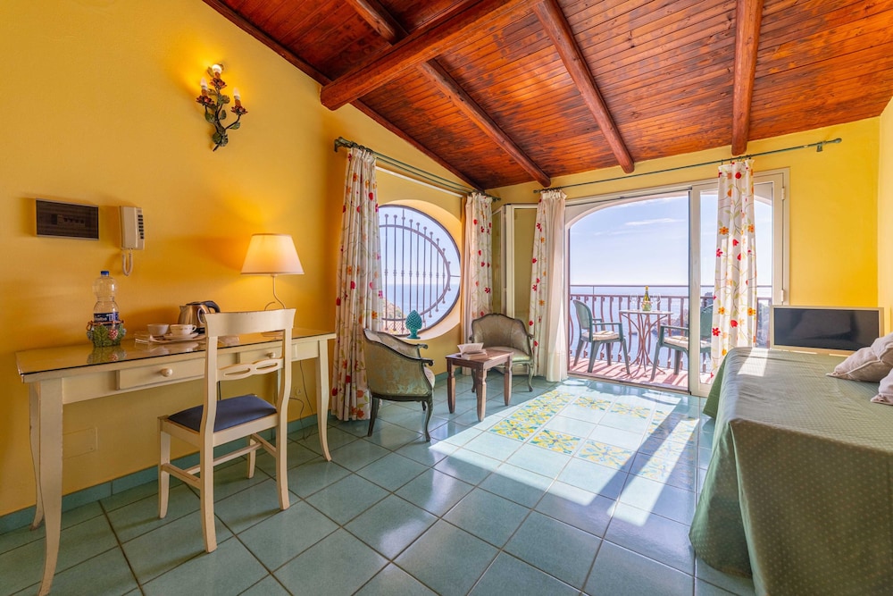 Mendolia Beach Hotel 21/47