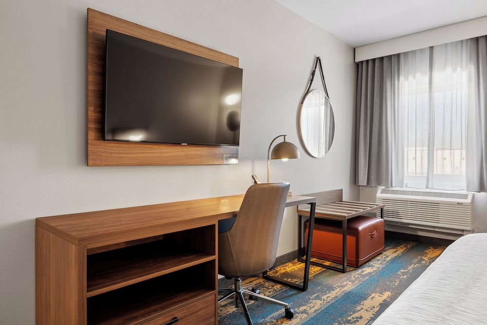 La Quinta Inn and Suites by Wyndham La Habra 51/60