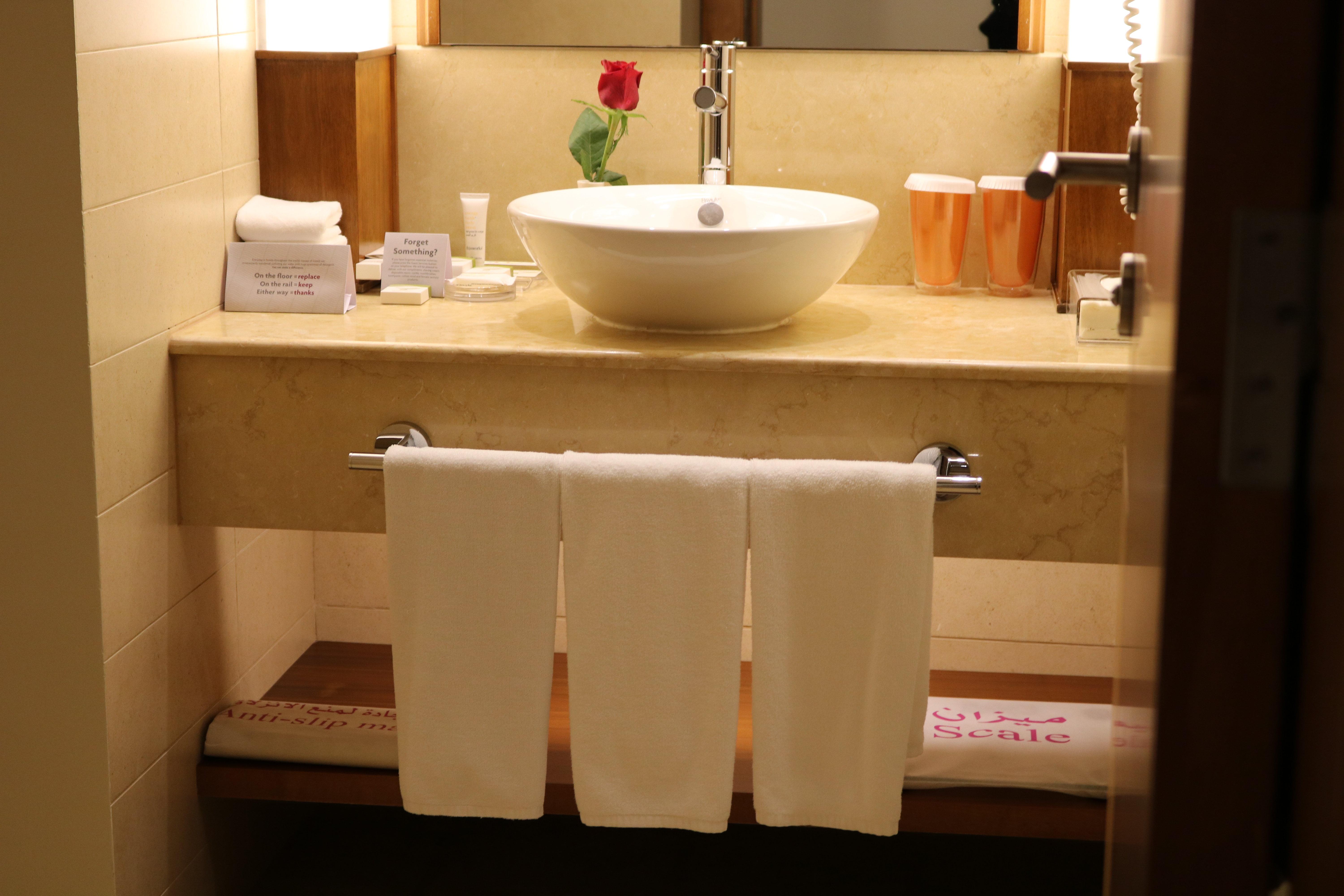 غرفة بسريرين منفصلين بشرفة، Crowne Plaza Sohar 5/8