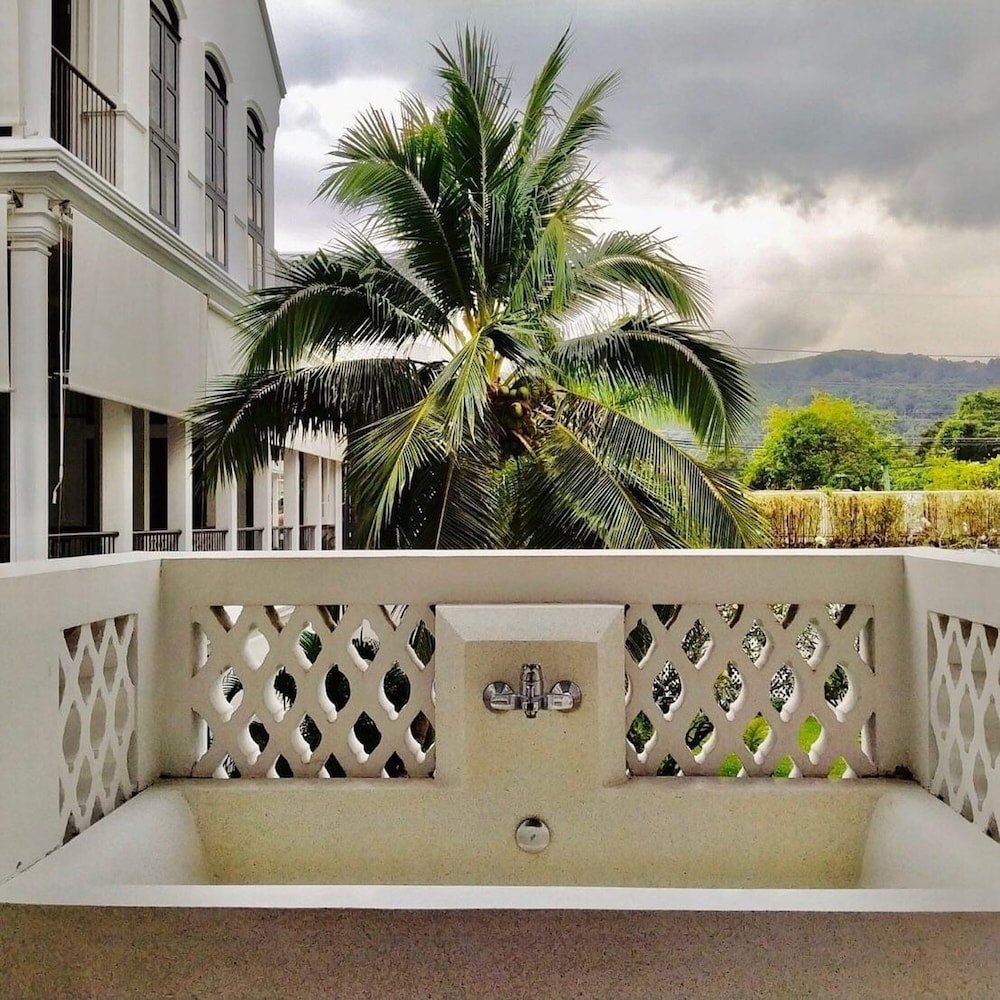 LITTLE NYONYA HOTEL 5/50