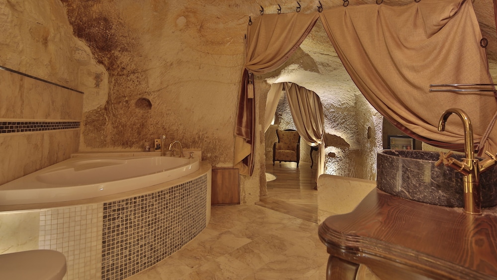 Golden Cave Suites 9/55