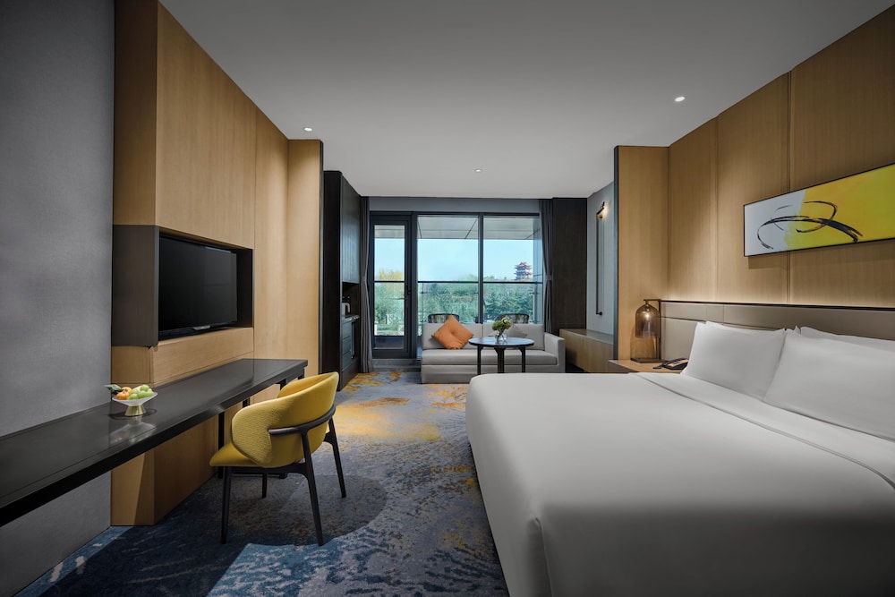 Premium, King Bed, voco Zhengzhou Garden Expo by IHG 1/2