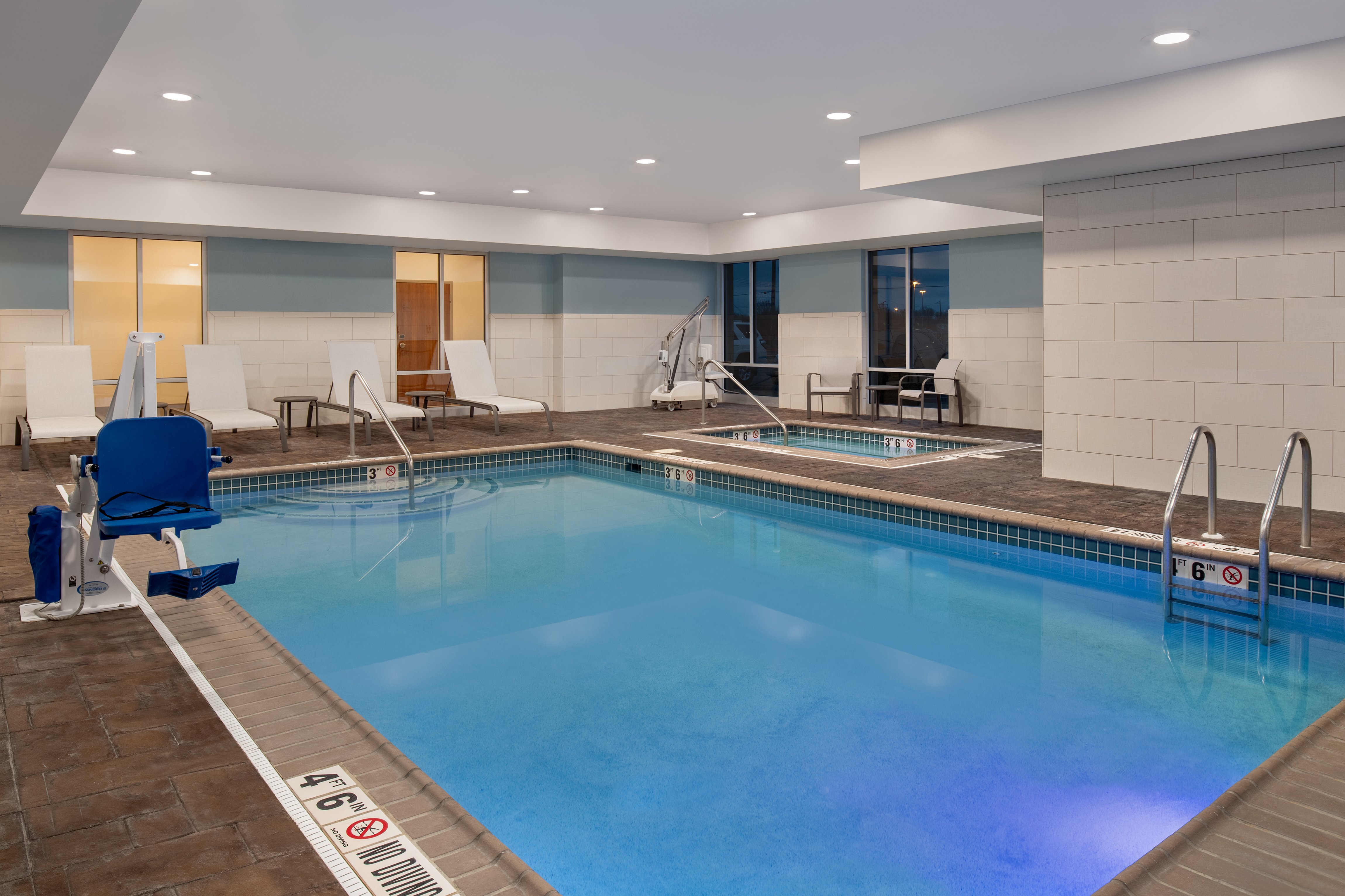 Holiday Inn Express Hotel and Suites Terre Haute 35/73