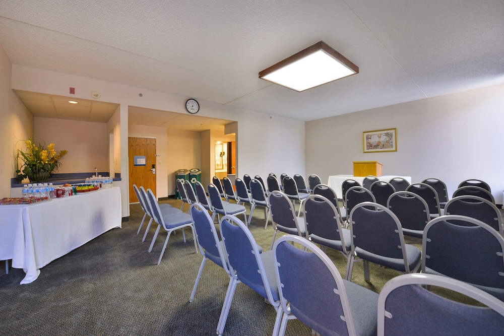 Greenstay Hotel and Suites 62/69
