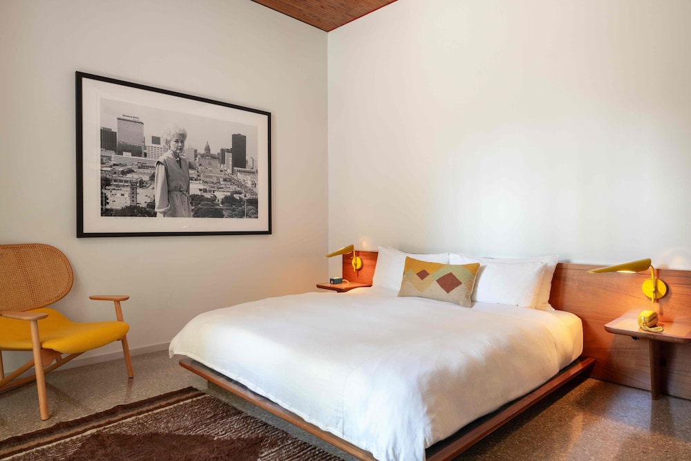 SUITE, KING BED, PATIO, ACCESSIBLE