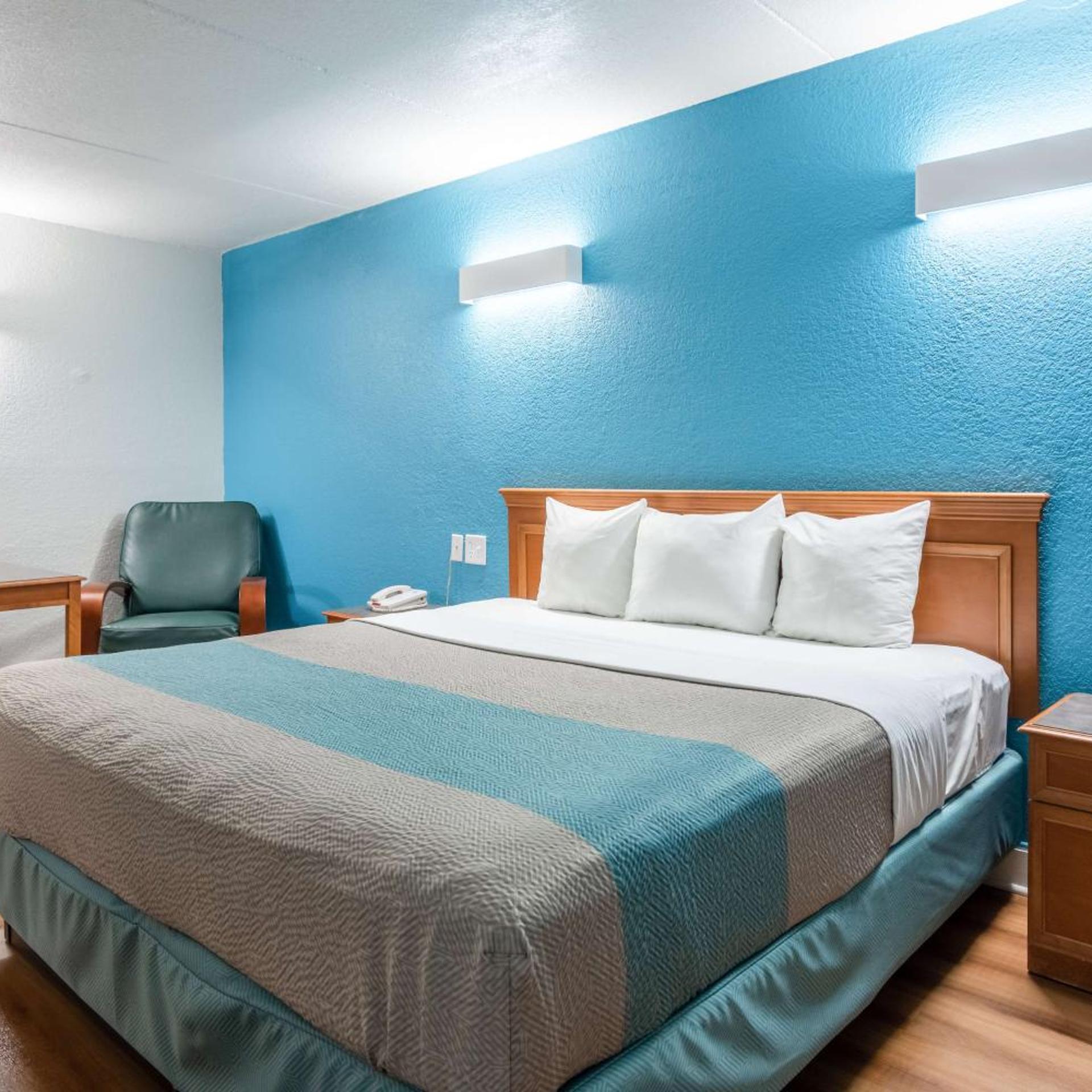 1 King Bed - Mobility Acc Tub Smk Micfridge، Motel6 North Little Rock, AR - McCain 2/8