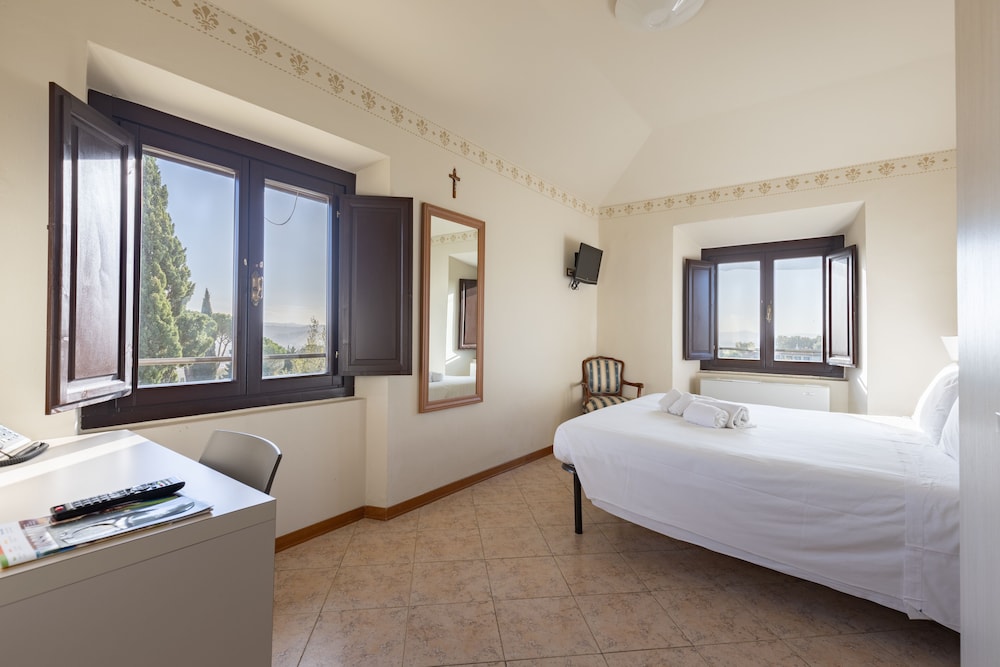 ROOM, DOUBLE OR TWIN BED, CITY VIEW