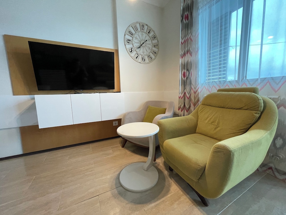 Batumi Real Lux 19/50