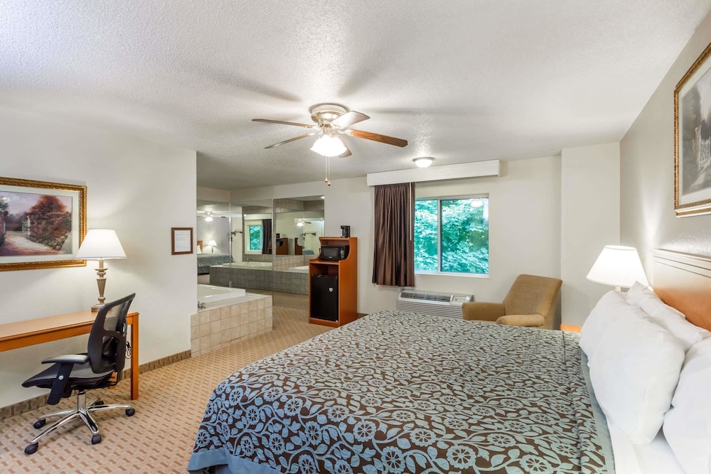 Days Inn & Suites by Wyndham Kaukauna WI 28/58