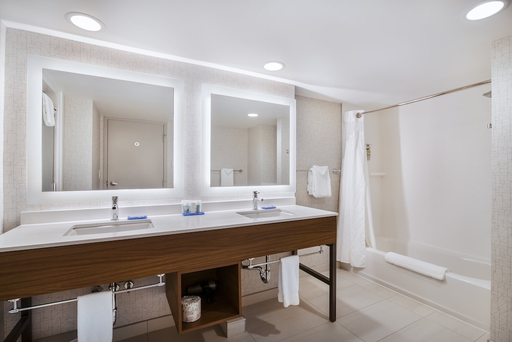 Holiday Inn Express Suites Langley 33/73