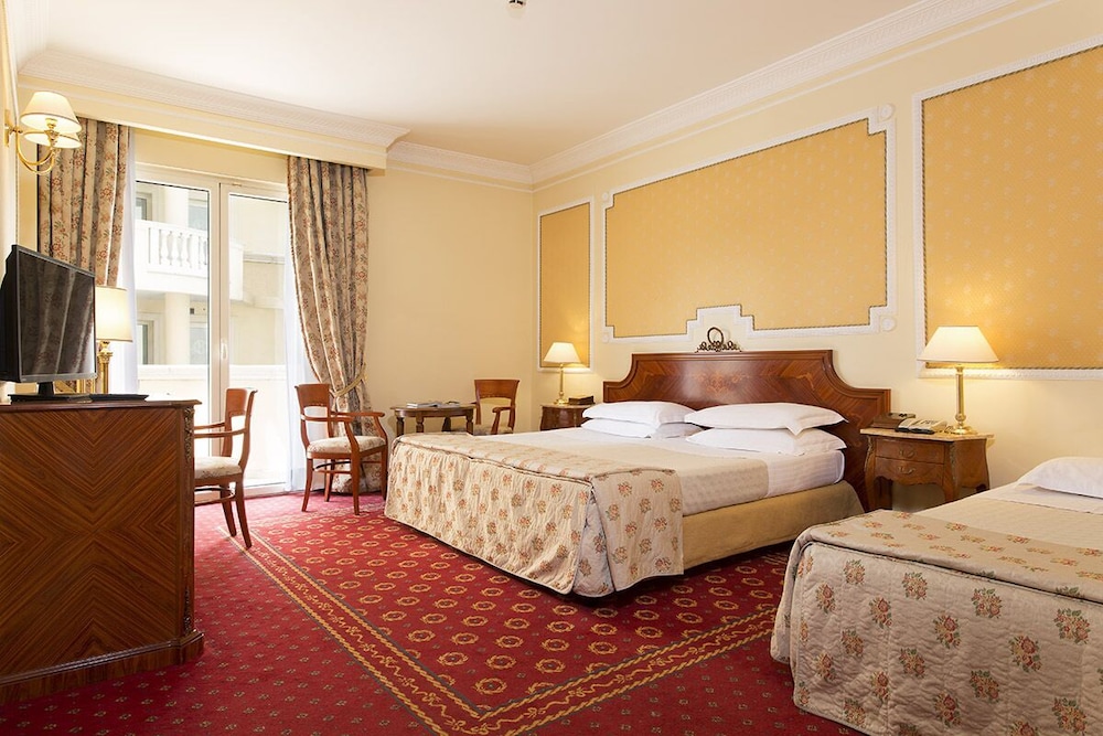 غرفة عائلية بأربعة أسرّة، Grand Hotel Vanvitelli 2/4