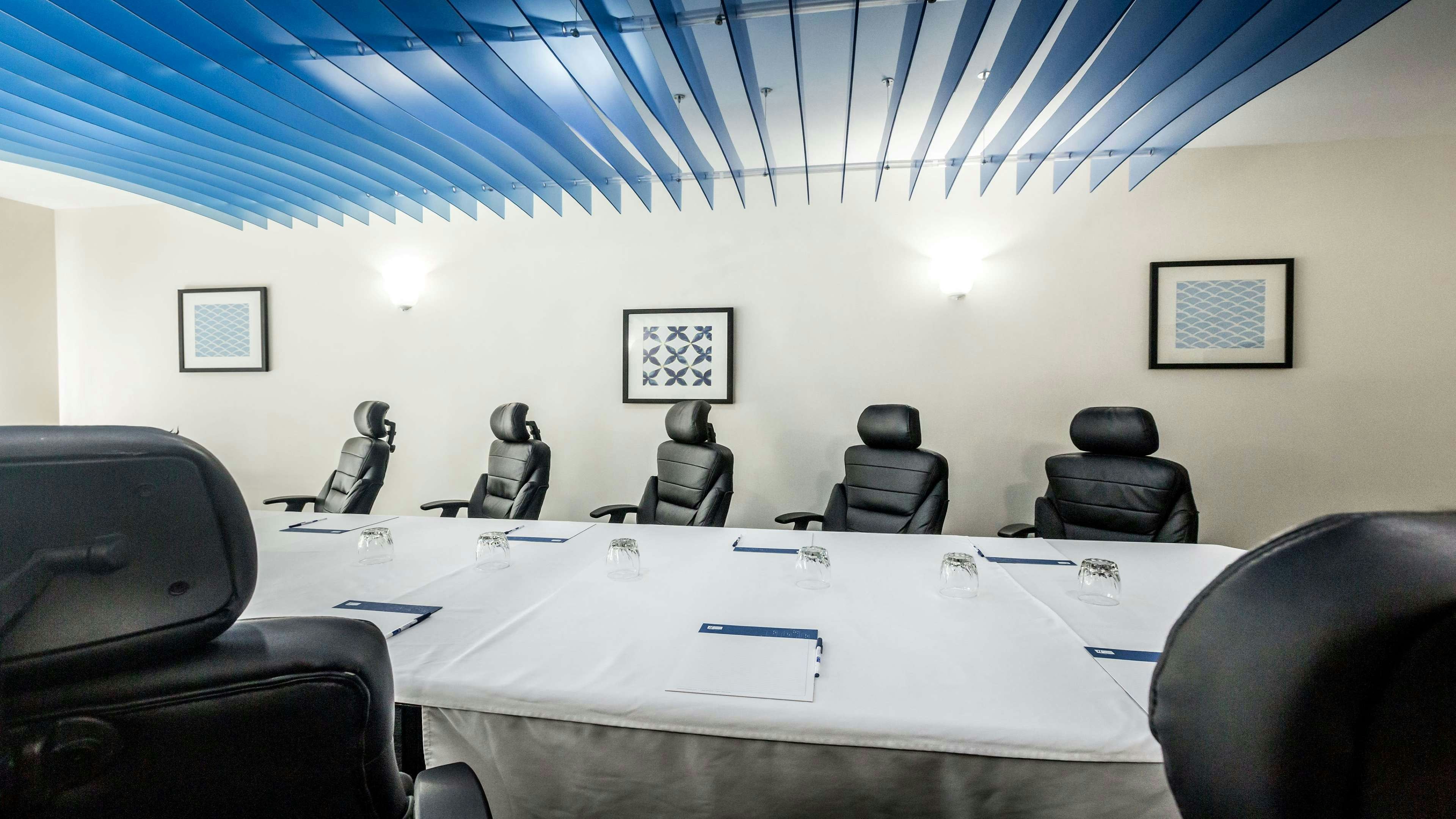 Holiday Inn Express Suites South 43/73