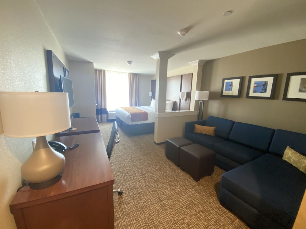 Comfort Suites Midland West 17/24