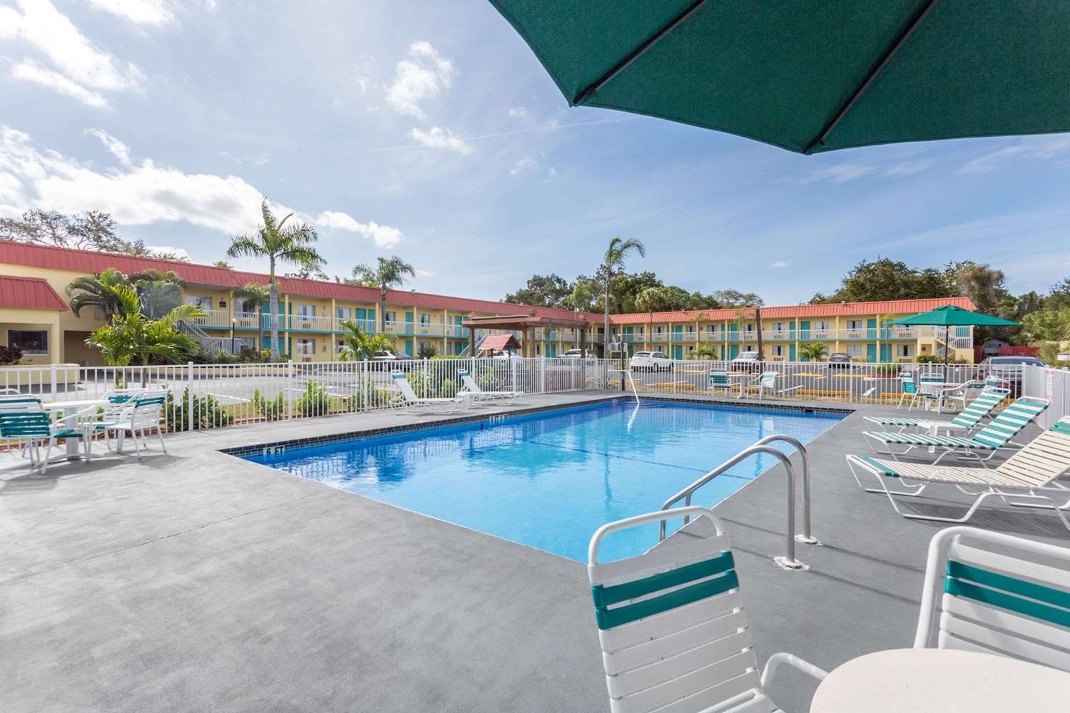Super 8 By Wyndham Sarasota Near Siesta Key 27/29
