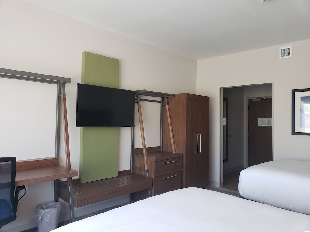 HOLIDAY INN EXPRESS & SUITES BRIGHAM CITY - NORTH UTAH 28/57
