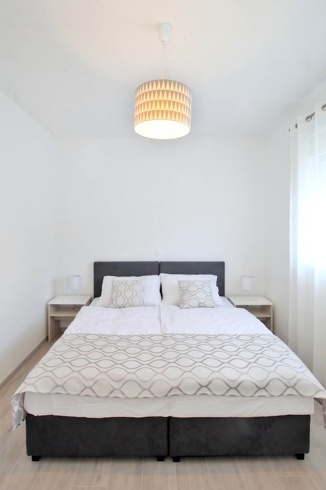 Bacan Family Apartments 3/29