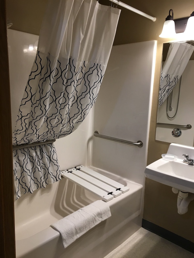 Amerivu Inn And Suites New Richmond 60/60