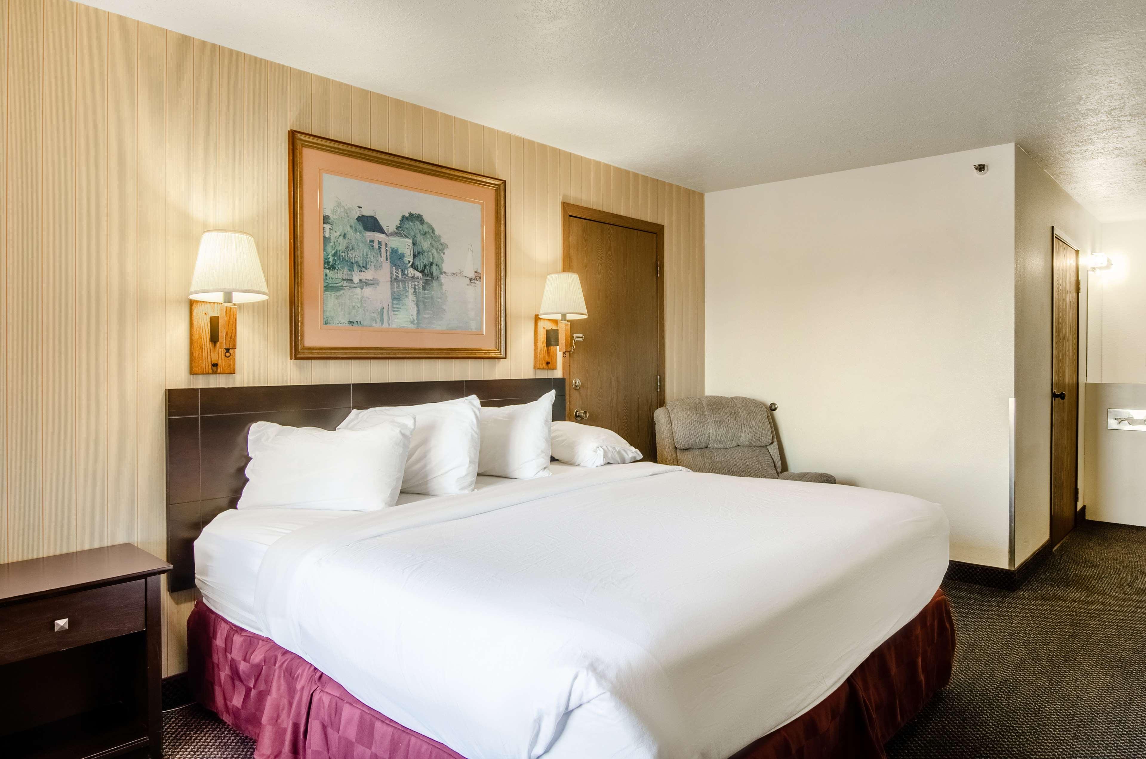 ROOM, KING BED, KITCHENETTE