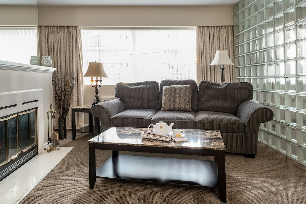 The Rosellen Suites At Stanley Park 45/74