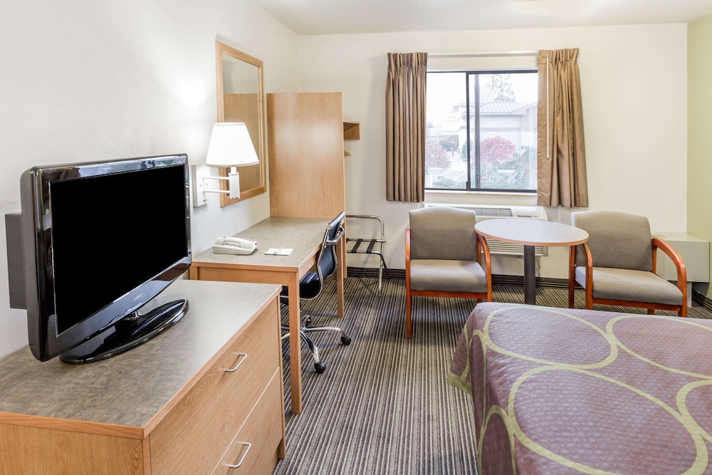 Super 8 By Wyndham Bend OR 40/50