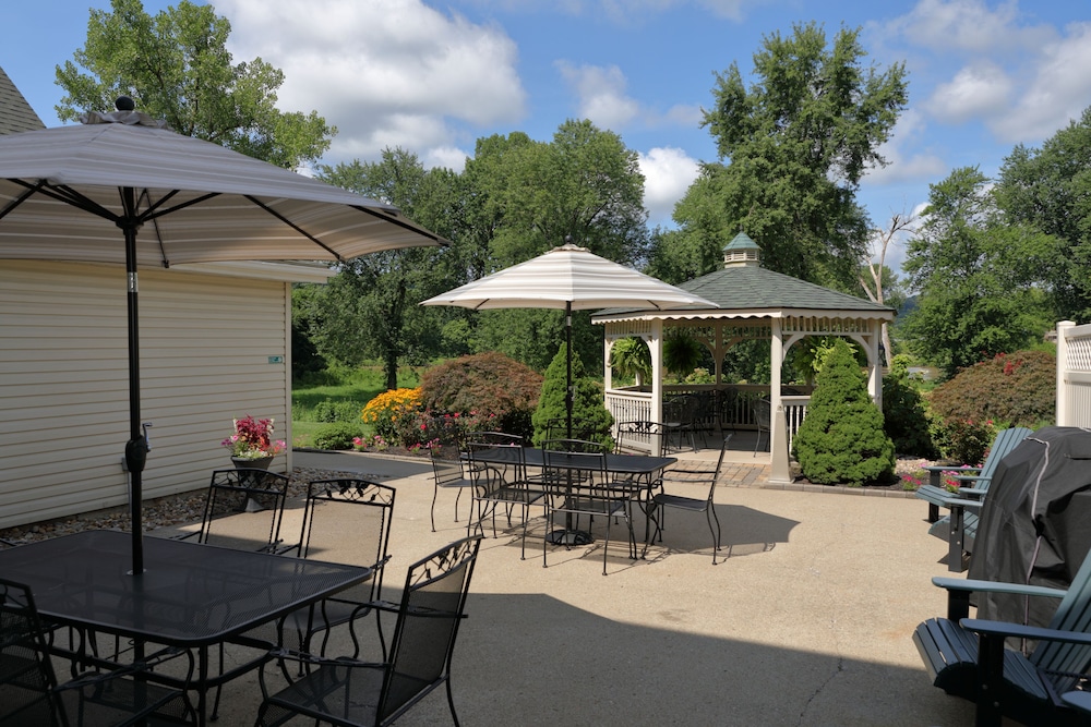 Coshocton Village Inn and Suites 49/68