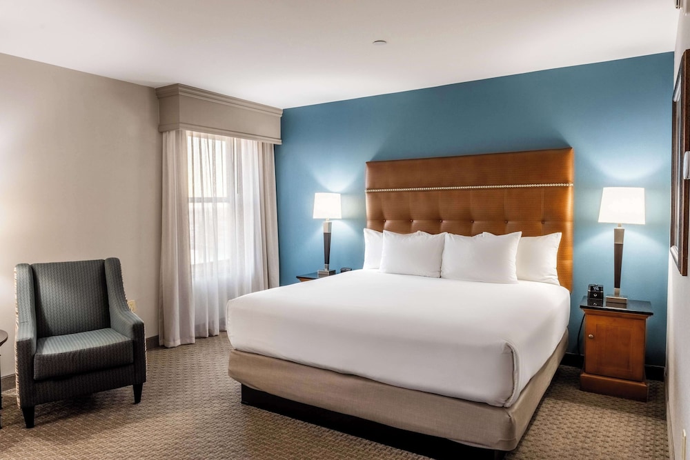 ROOM, KING BED