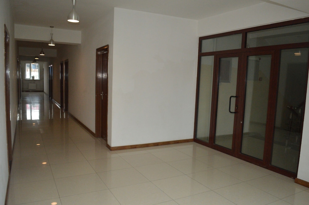 Land Hotel 26/50