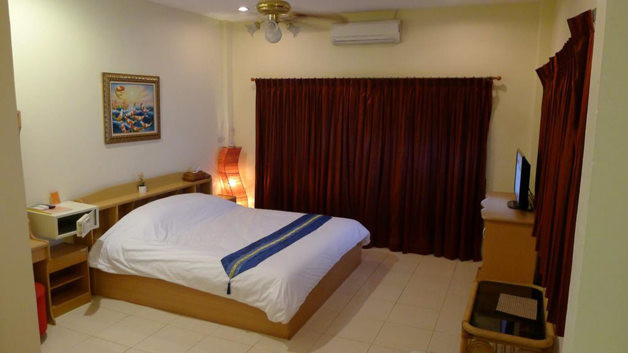 Superior, King Bed, Front View