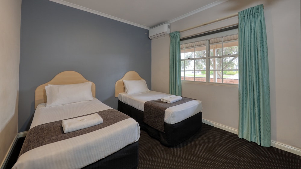 CHARLES RASP MOTOR INN AND COTTAGES 16/56