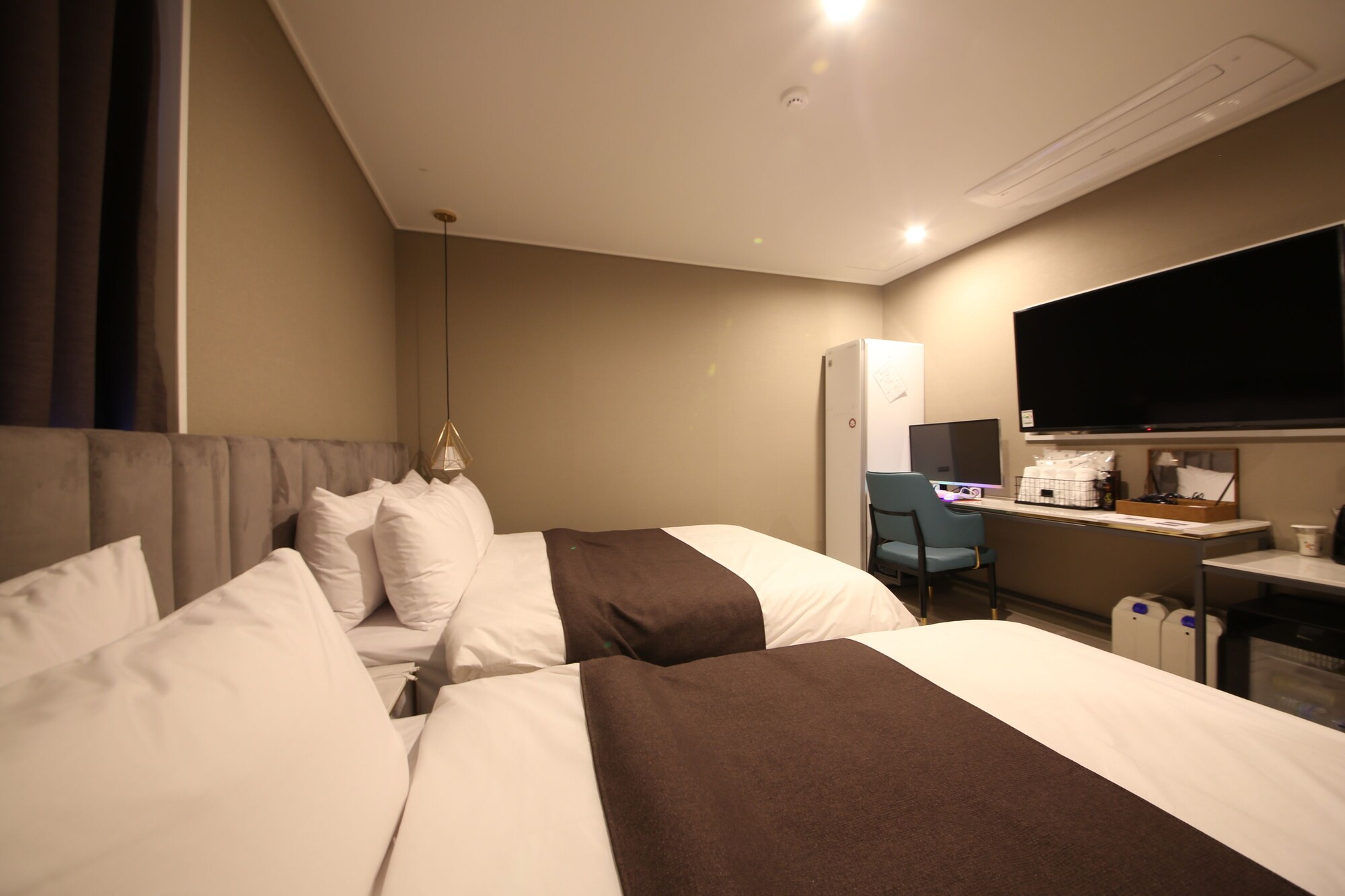DELUXE, TWIN BEDS
