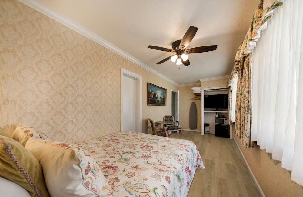 ROOM, QUEEN BED