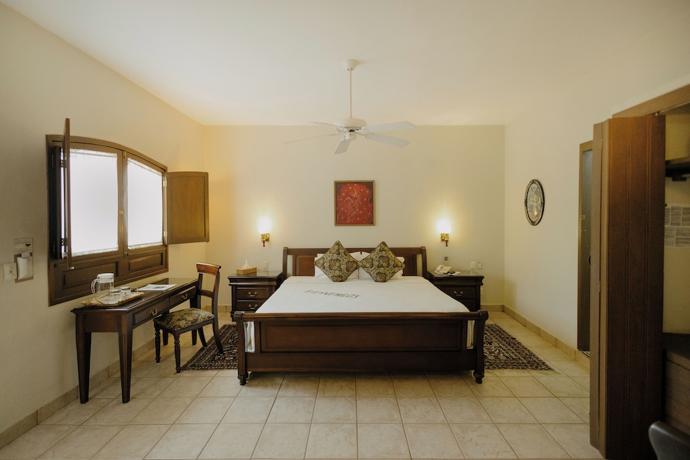 Junior, King Bed, Bathtub