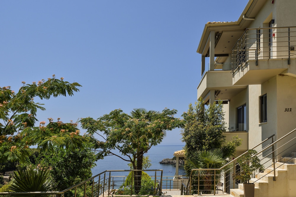 Prima Vista Beachfront Boutique Hotel 59/60