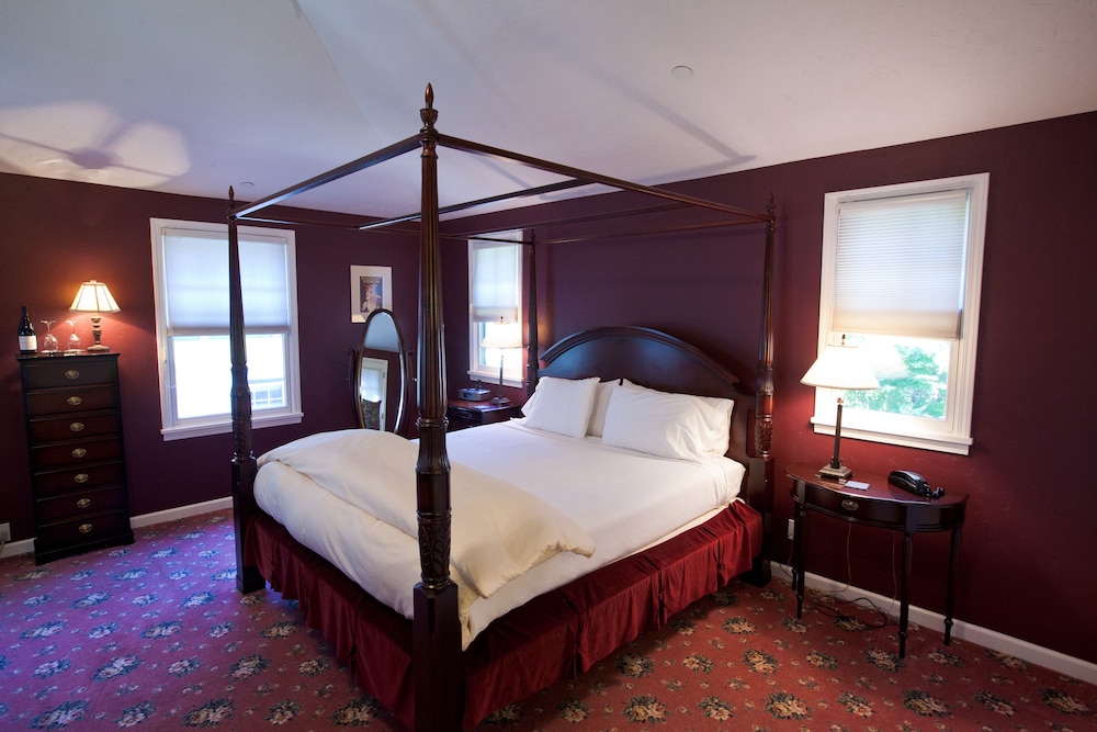 HONEYMOON, KING BED