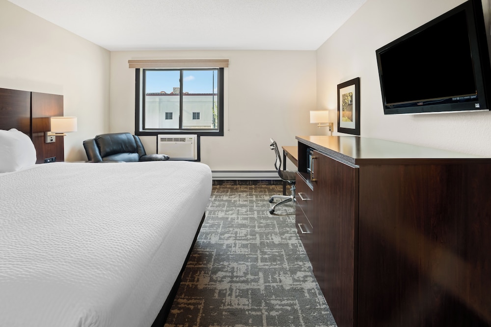 DELUXE, KING BED