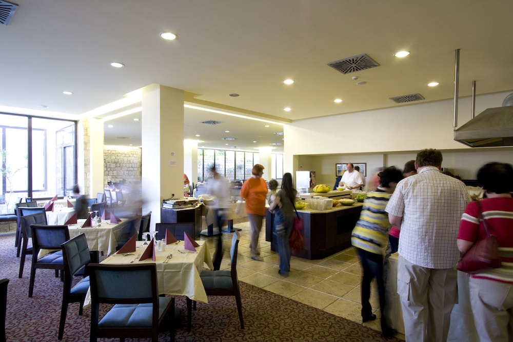 INTERNATIONAL HOTEL 27/34